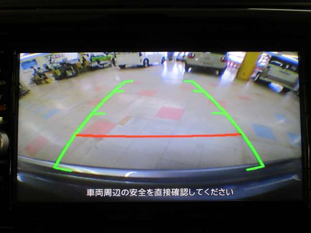 【バックモニター】後ろのカメラの映像をモニターに映し出すことができます！後方の見えない死角や、障害物との距離感をしっかり確認することができます！駐車が苦手な方におすすめです。