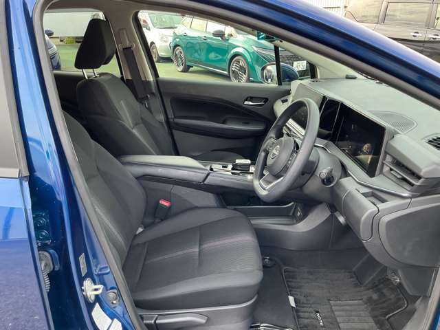 運転席も広々でゆったり気分で運転できます♪