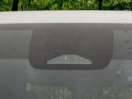 【トヨタセーフティセンス】走行中に前方の車両等を認識し、衝突しそうな時は警報とブレーキで衝突回避と被害軽減をアシスト。より安全にドライブをお楽しみいただけます。