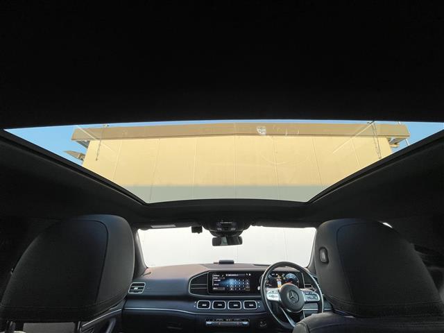 LIBERALAは輸入車選びのすべてを見つめ直し新たなスタイルを提案するインポートセレクトブランドです。