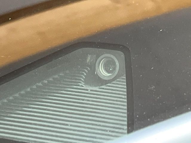 【スマートブレーキサポート】走行中に前方の車両等を認識し、衝突しそうな時は警報とブレーキで衝突回避と被害軽減をアシスト。より安全にドライブをお楽しみいただけます。