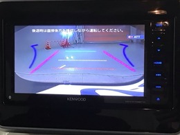 リバースギアに入れるだけで後方の表示へ切り替わります。夜間や雨の日の駐車も楽になりますよ。