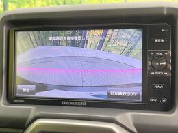 【バックカメラ】駐車時に後方がリアルタイム映像で確認できます。大型商業施設や立体駐車場での駐車時や、夜間のバック時に大活躍！運転スキルに関わらず、今や必須となった装備のひとつです！