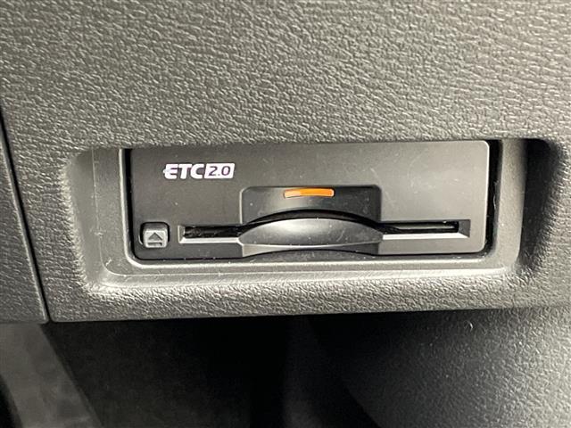 【ETC】有料道路を利用する際に料金所で停止することなく通過できる、ETC車載器（ノンストップ自動料金収受システム機器）が装備されています。セットアップを行うことで利用可能になります。