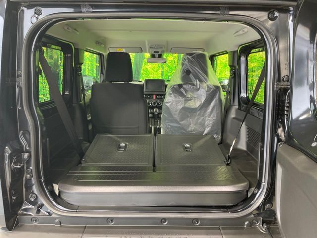 後席を格納すると、これだけの広さが！シーンに合わせたシートアレンジで、大きな荷物も積むことが出来ます♪