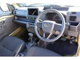 前席全体　目線も高く広い視界で安心して運転することができますね！