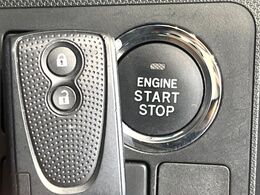 【キーフリーシステム】カバンやポケットに入れたままでもドアの施錠・解錠が可能なスマートキーを装備。エンジンのオン・オフ時もカギを取り出す必要が無いからとっても便利です♪