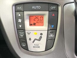 【オートエアコン】一度お好みの温度に設定すれば、車内の温度を検知し風量や温度を自動で調整。暑い…寒い…と何度もスイッチ操作をする必要はありません。快適な車内空間には必須の機能ですね♪