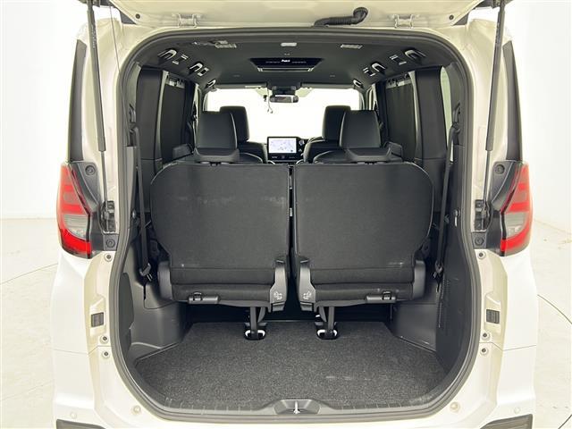 【トランク】積み込みやすくて、たっぷり積める荷室です。シートアレンジできるものは、乗車人数と荷物の量や大きさによってシートを動かすことができるので、より快適なドライブが可能です！