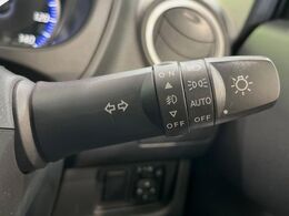 【オートライト】周りの明るさに応じて自動でヘッドライトの点灯・消灯ができる機能です！ライトの付け忘れ・消し忘れなどが無くなり、雨の日や夕方の走行も安心！トンネル通過時も便利ですね♪