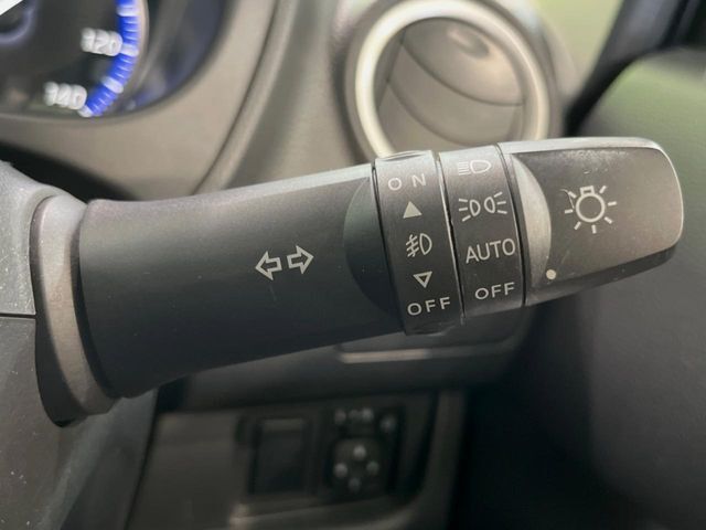 【オートライト】周りの明るさに応じて自動でヘッドライトの点灯・消灯ができる機能です！ライトの付け忘れ・消し忘れなどが無くなり、雨の日や夕方の走行も安心！トンネル通過時も便利ですね♪