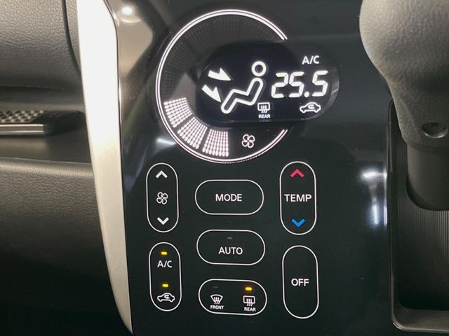 【オートエアコン】一度お好みの温度に設定すれば、車内の温度を検知し風量や温度を自動で調整。暑い…寒い…と何度もスイッチ操作をする必要はありません。快適な車内空間には必須の機能ですね♪