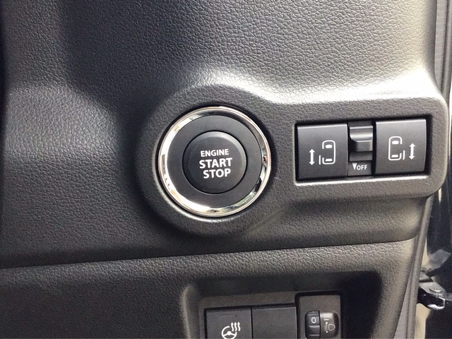 ステアリングヒーター装備　シートヒーターとあわせて使用するとさらに快適空間な車内になります　両側電動スライドドア装備で乗り降りが楽々