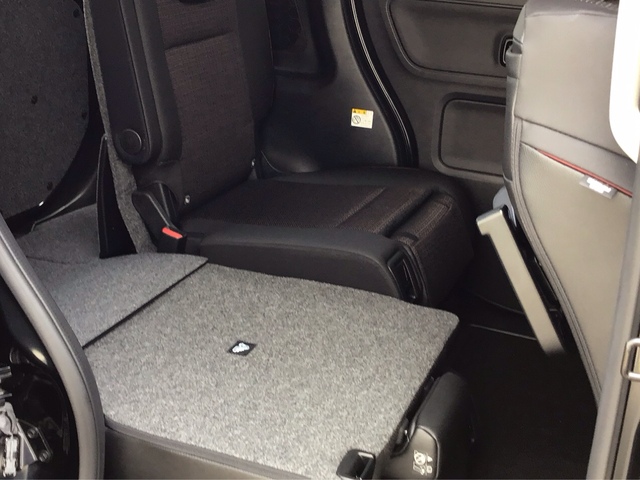 後席は片面ずつ倒すことができます。荷物の大きさでシートアレンジ色々