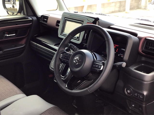 運転席前にはヘッドアップディスプレイ装備。走行速度や車の状況、また注意事項や交差点案内表示まで投影してくれるので便利！！