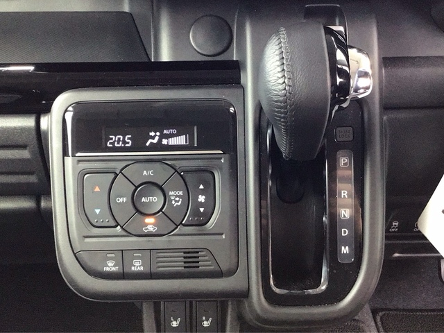 冬に喜ばれる装備のシートヒーターが、運転席と助手席にも付いています。特に女性のお客様に好評です。一度これを体験するともう手放す事が出来ません