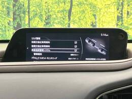 【8.8インチマツダコネクト】車内の雰囲気にマッチした大型のディスプレイ。スマホ接続でのナビ使用やBluetooth再生等、様々な機能が楽しめます。直感的なダイヤル操作が可能で、使い勝手も良好です。