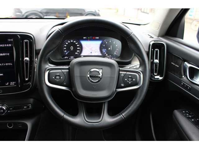ボルボの運転席です。とても握りやすくストレスのないハンドリングをお約束。