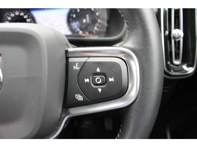 ステアリングの右側スイッチでは、オーディオのボリューム操作や車両の燃費情報を確認できます。