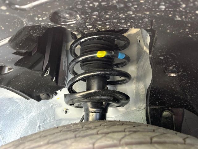 お車を安心してお乗りいただく為には、足回りの定期点検が欠かせません。サービスサポート（有償保証）では無料点検もご提供しており、安心のカーライフをお過ごしいただけるサポート体制が整っています。