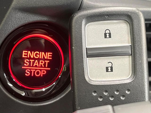 【Hondaスマートキー】カバンやポケットに入れたままでもドアの施錠・解錠が可能なスマートキーを装備。エンジンのオン・オフ時もカギを取り出す必要が無いからとっても便利です♪