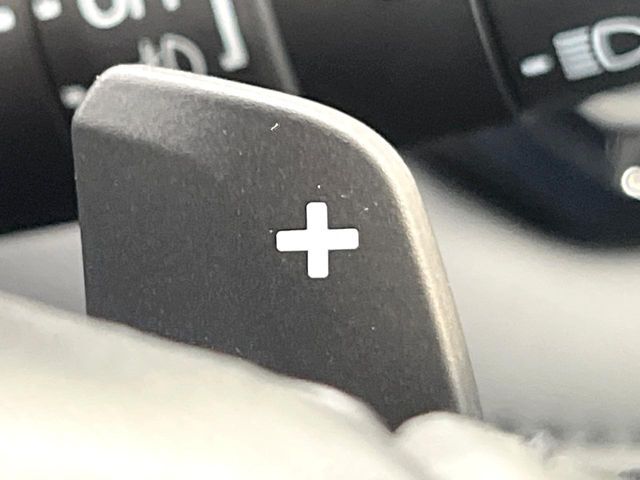 【パドルシフト】ハンドルから手を離さずに素早くシフトアップ＆ダウンができるので、エンジンブレーキを使う下り坂や高速道路の合流で加速したい場面で役立ちます。