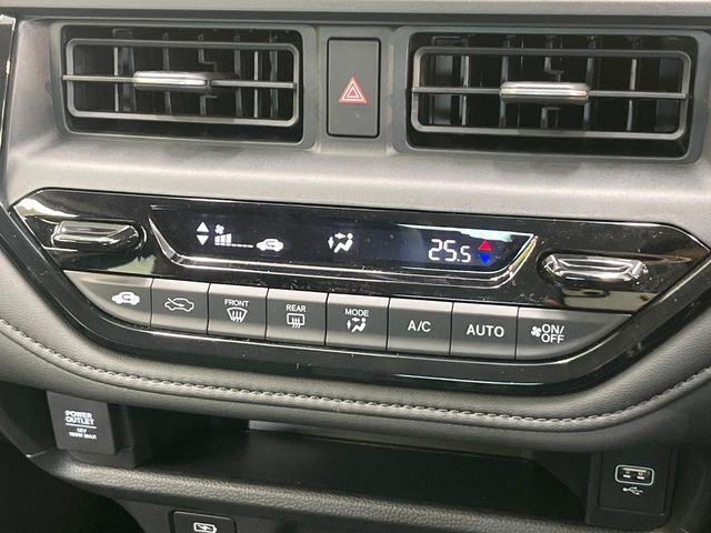 【オートエアコン】一度お好みの温度に設定すれば、車内の温度を検知し風量や温度を自動で調整。暑い…寒い…と何度もスイッチ操作をする必要はありません。快適な車内空間には必須の機能ですね♪