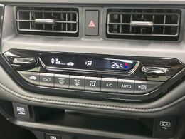 【オートエアコン】一度お好みの温度に設定すれば、車内の温度を検知し風量や温度を自動で調整。暑い…寒い…と何度もスイッチ操作をする必要はありません。快適な車内空間には必須の機能ですね♪