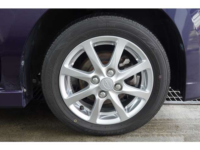 純正のアルミホイールで車検も安心です。