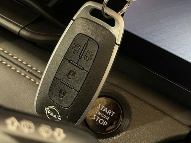 【インテリジェントキー】カバンやポケットに入れたままでもドアの施錠・解錠が可能なスマートキーを装備。エンジンのオン・オフ時もカギを取り出す必要が無いからとっても便利です♪