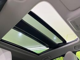 【サンルーフ】開放感たっぷりの希少装備、サンルーフが装着されています！車内に明かりを取り入れたり景色を楽しむ以外にも、車内の空気も簡単に換気できて快適です！