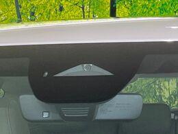 【スマートブレーキサポート】走行中に前方の車両等を認識し、衝突しそうな時は警報とブレーキで衝突回避と被害軽減をアシスト。より安全にドライブをお楽しみいただけます。