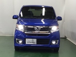 ディスチャージヘッドライト【HID】を装備していますのでとても明るく、夜間の走行や雨の日も安全・安心です。オートライトコントロール付きで周囲の明るさに応じて自動で点灯・消灯します。