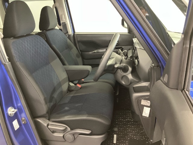 室内クリーニング施工済みの運転席は状態も良く、上下に高さを調整できるハイトアジャスターも装備しています。