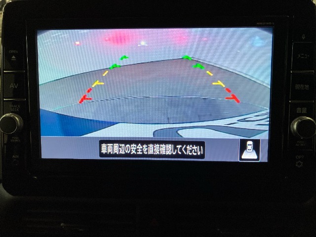 ガイドライン付きリアカメラが装備されております。シフトレバーをRに入れると、自動的にナビ画面に後方視界が映し出されます。ガイドラインが表示されるので距離が分かり易くなっております。