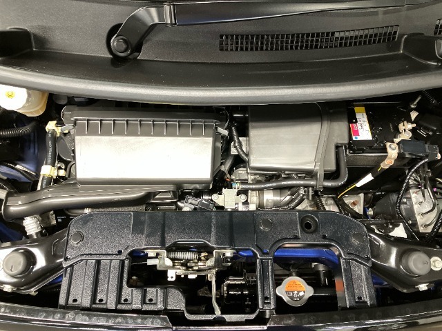 エンジンルーム内の画像です。専門業者にてクリーニングを施工してあります。点検整備、消耗品の交換を実施してからの納車となりますのでご安心下さいませ。