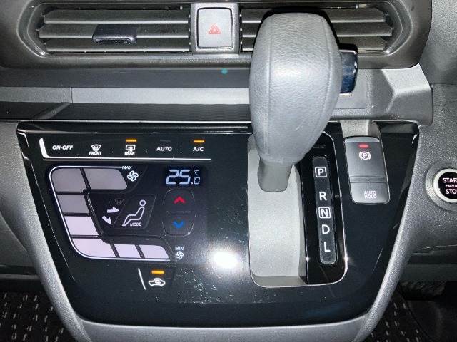 運転席より操作性の良いシフトレバーと、オートエアコンのスイッチ等の画像です。