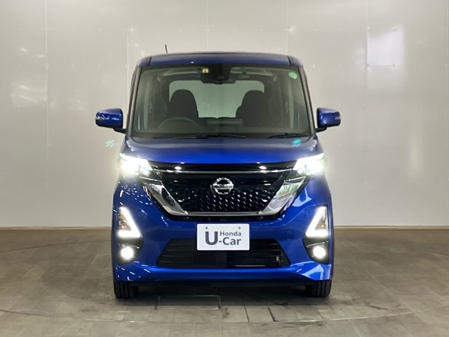LEDヘッドライトを点灯させた画像です。従来のハロゲンヘッドランプと比べ、省電力、長寿命、大光量のヘッドライトです。より遠くまで明るく照らし、夜間や降雨時などの走行安全性に寄与いたします。