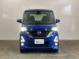 LEDヘッドライトを点灯させた画像です。従来のハロゲンヘッドランプと比べ、省電力、長寿命、大光量のヘッドライトです。より遠くまで明るく照らし、夜間や降雨時などの走行安全性に寄与いたします。