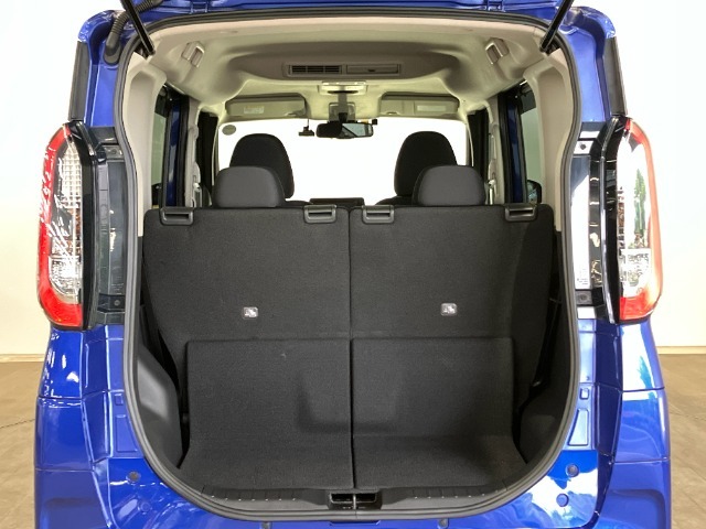 大きく開くテールゲートは、荷物の積み下ろしも楽々行えます。