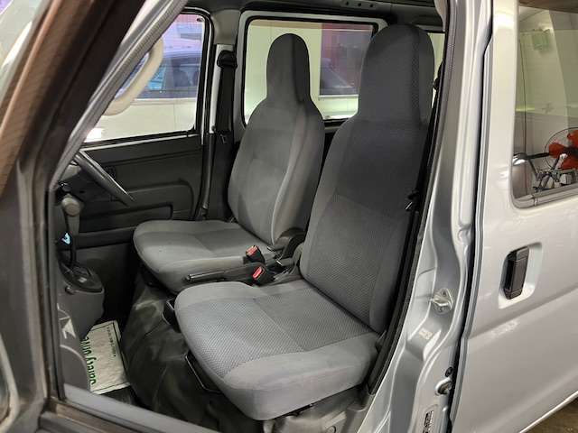 運転席＆助手席は座り心地の良い純正モケットシート仕様となりますッ！