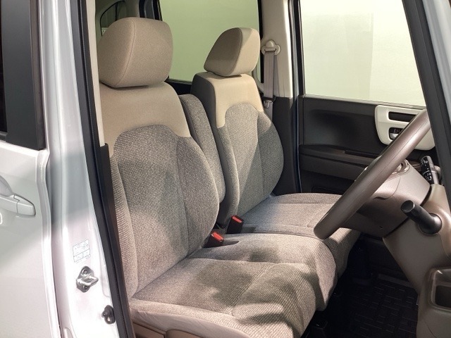 運転席、助手席☆ともにゆとりのある空間となっております♪