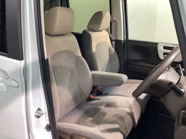 運転席、助手席☆ともにゆとりのある空間となっております♪
