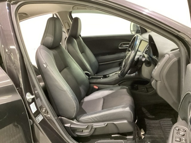 女性でも運転がしやすいように、シートの高さ調整機能（シートリフター）がついています。広い足元にゆったり座れるシートには肘掛も装備しており長距離の運転でも疲れにくいシートです。