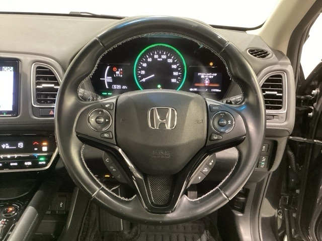 ハンドルにHondaセンシング系のクルーズコントロールやレーンキープアシストなどのスイッチと、オーディオの操作スイッチが装備されています。ハンドルから手を離さず安全に操作できます。