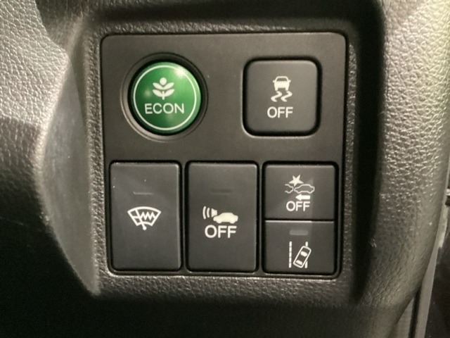 Hondaセンシング用の、VSA（ABS＋TCS＋横滑り抑制）解除とレーンキープアシストシステムのメインスイッチなどはハンドルの右側に装備しています。燃費に役立つECONボタンもここです。