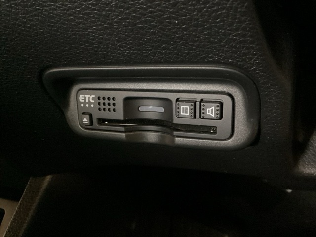 ハンドルの左下にETCがついています。高速道路の料金所の通過も楽々です！。　カードの取り出しもしやすい場所についています。