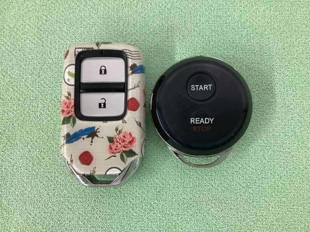 スマートキーを装備しています。鍵を差し込むことなくドアロックの開け閉めと、スタートボタン操作でのエンジンスタートができます。加えて、純正リモコンエンジンスターター用の操作キーもついています。