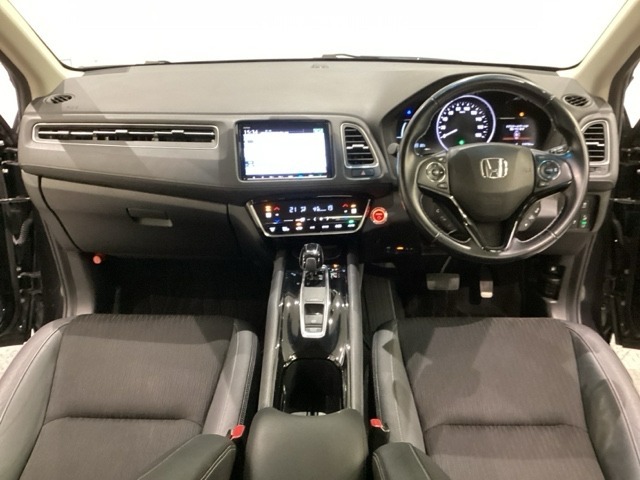 車内は光触媒抗菌消臭施工済です。スタイリッシュなデザインでスポーティなインパネ周りを演出します。グローブボックスやカップホルダーのほかにトレーなどたくさんの収納スペースが付いています。