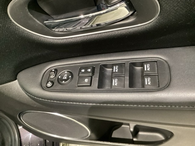 ハンドルの右側に電動格納付きパワーミラーの操作スイッチがついています。左右のサイドミラーの角度調節も微調整ができて便利です。パワーウインドウは運転席でドア4枚とも上下の操作ができるようになっています。